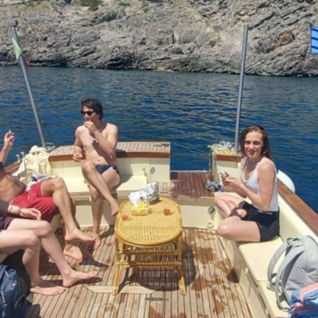 Naviga la Costiera Amalfitana: escursione in barca con skipper esperto