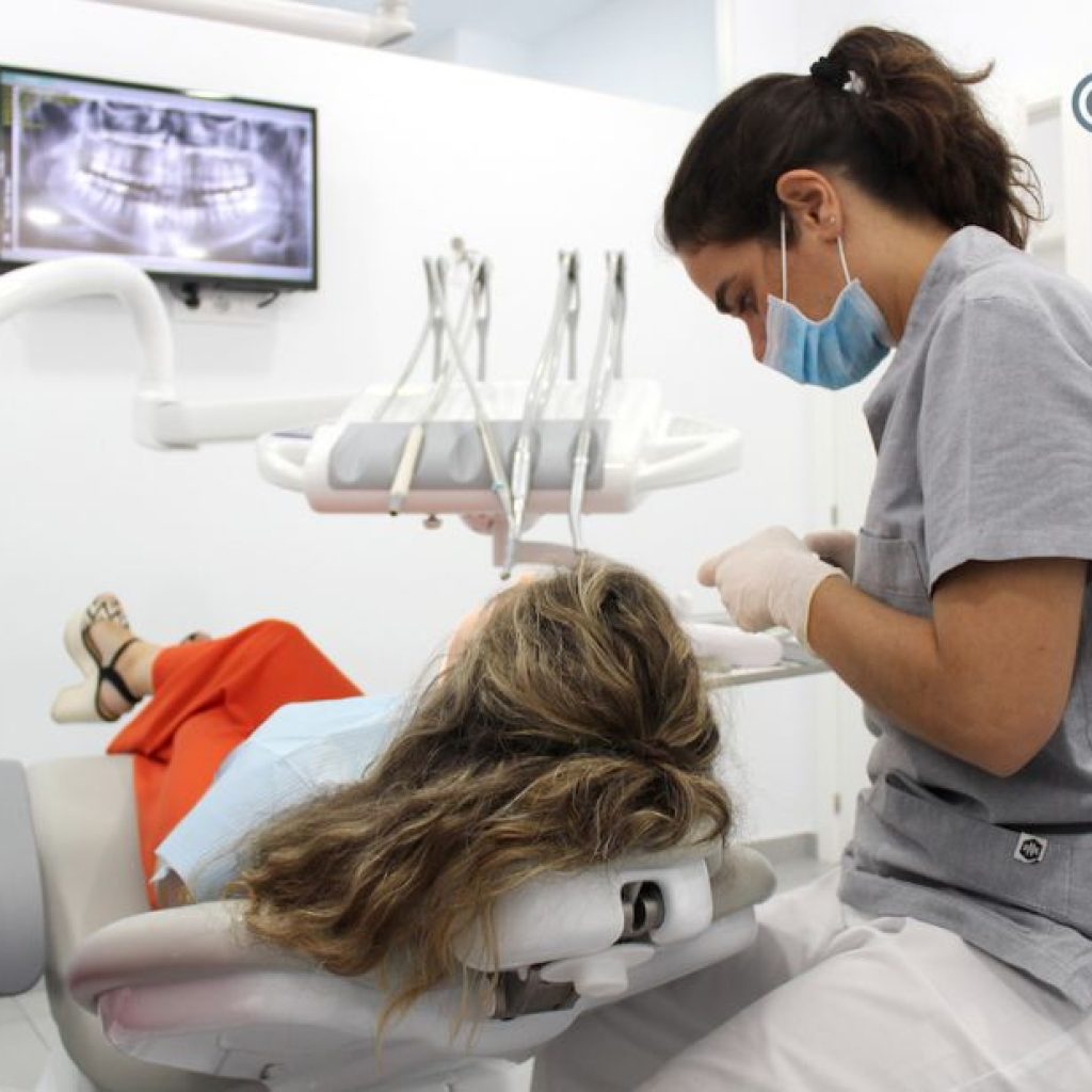Sonrisa renovada con soluciones dentales en Bollullos del Condado Sonrisa renovada con soluciones dentales en Bollullos del Condado